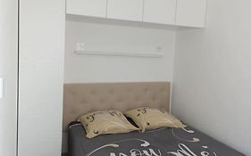 Maison, Rue Calme Dans Village