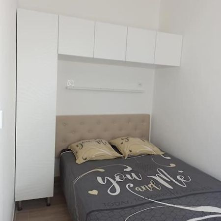 Maison, Rue Calme Dans Village Saint-Mitre-les-Remparts Extérieur photo