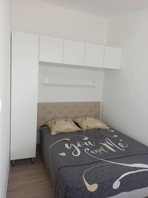 Maison, Rue Calme Dans Village Saint-Mitre-les-Remparts Extérieur photo
