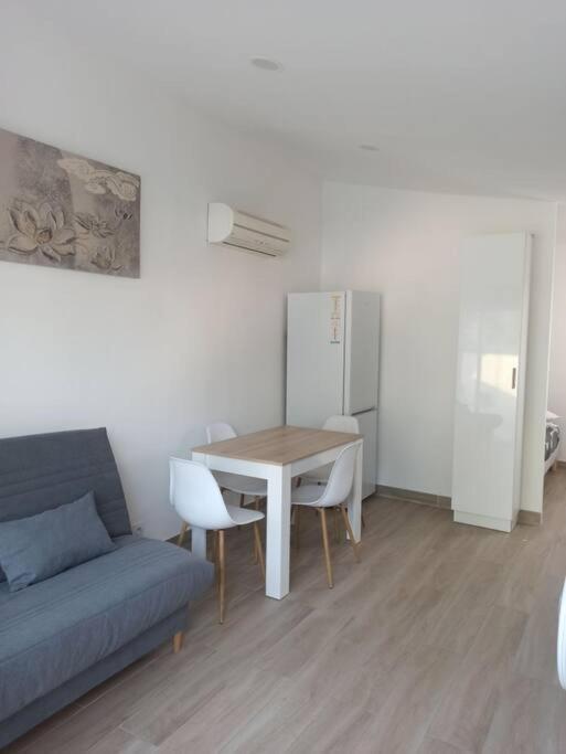 Maison, Rue Calme Dans Village Saint-Mitre-les-Remparts Extérieur photo